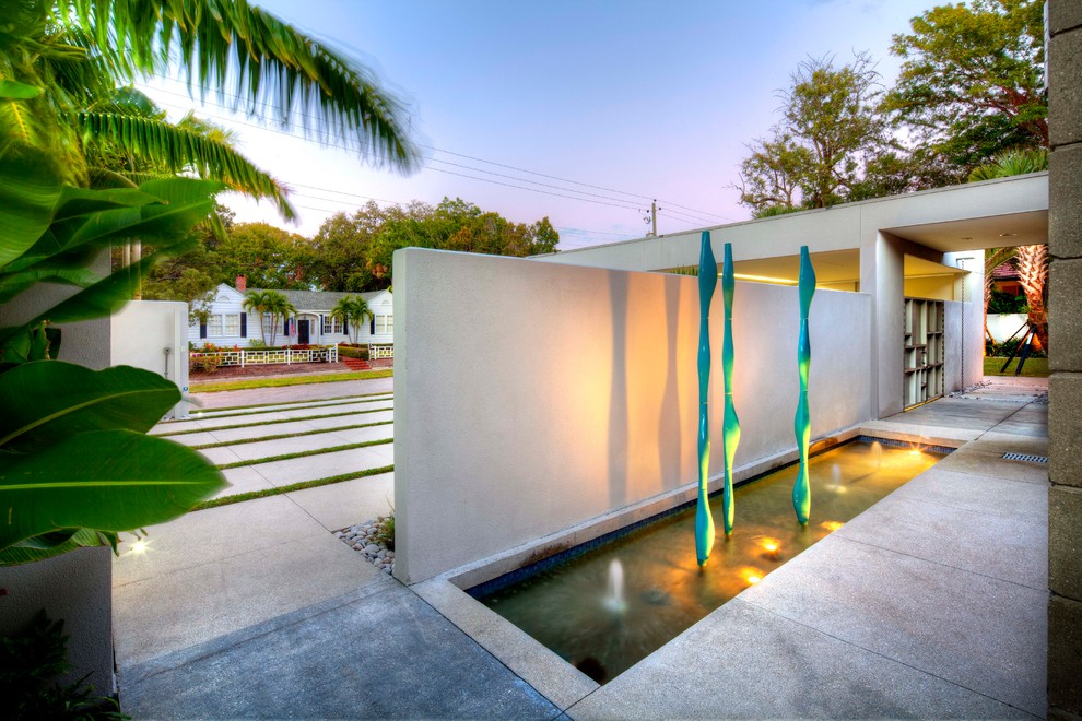 Modern garden in Tampa with a water feature.