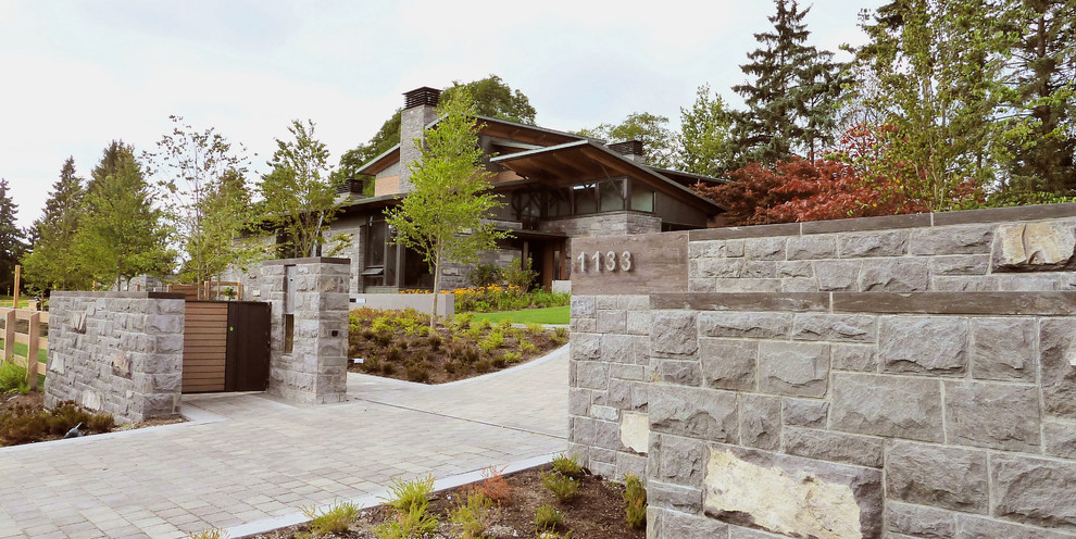 Diseño de acceso privado contemporáneo extra grande en otoño en patio delantero con exposición parcial al sol y adoquines de piedra natural