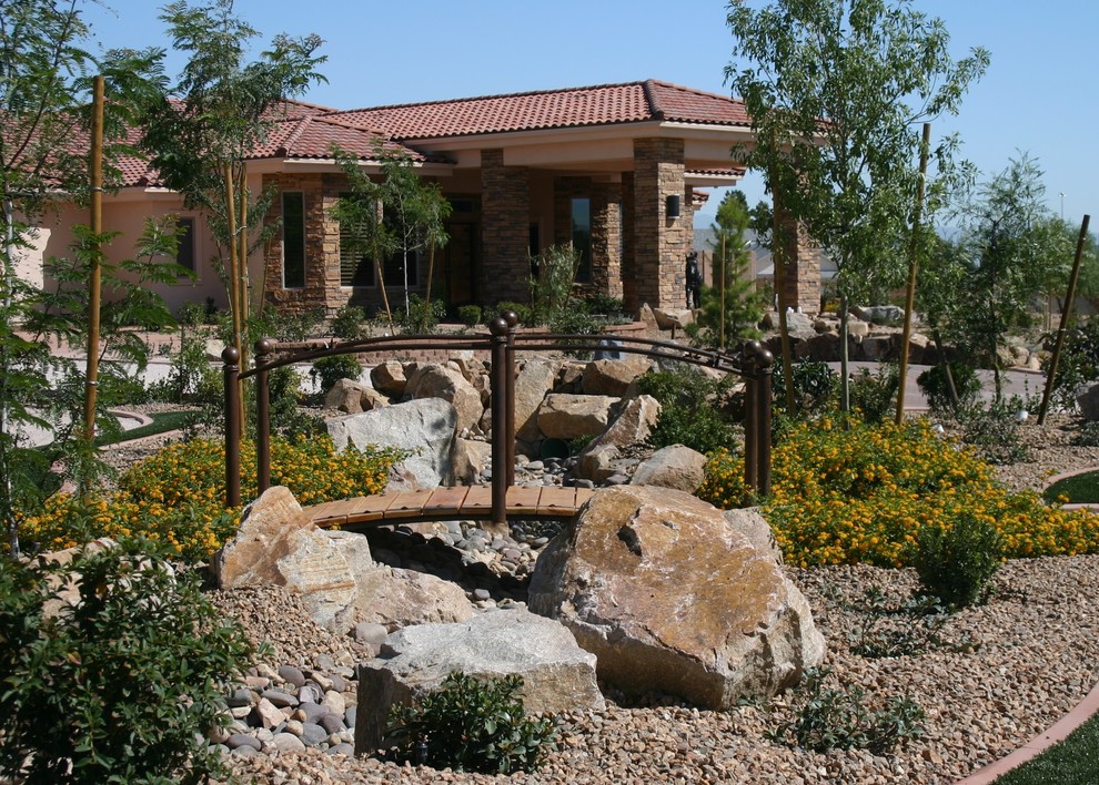 Inspiration for a contemporary drought-tolerant landscaping in Las Vegas.