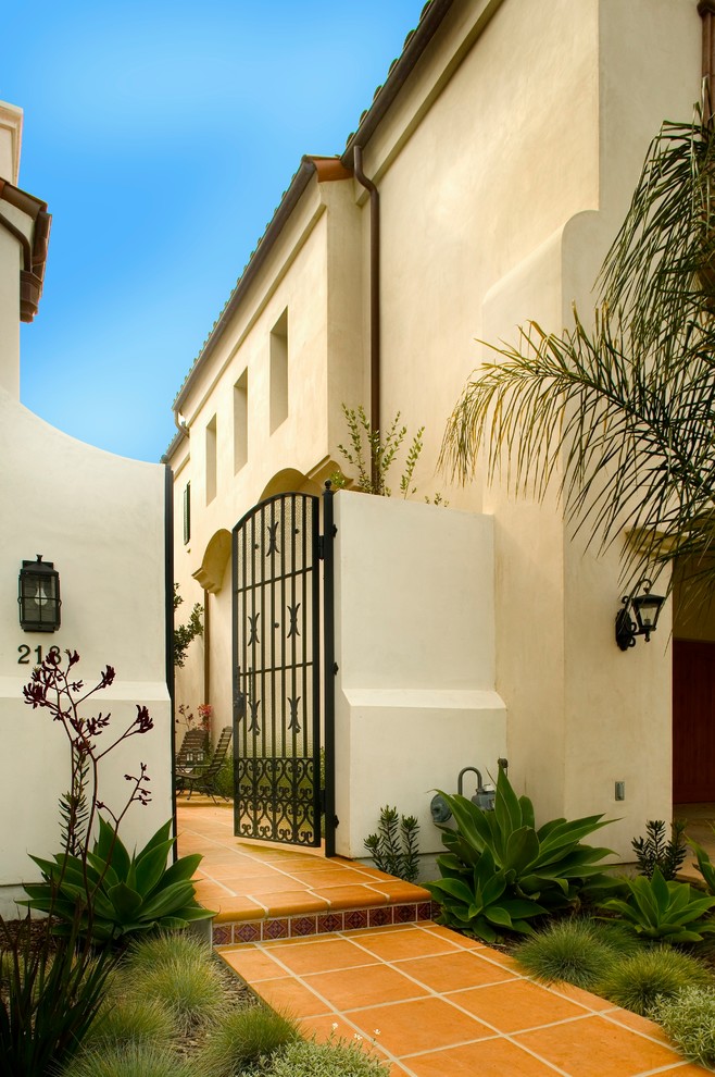 サンタバーバラにある地中海スタイルのおしゃれな庭 (日向、庭への小道) の写真