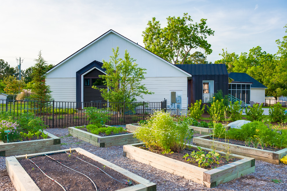 Photo of a contemporary garden in Wilmington.