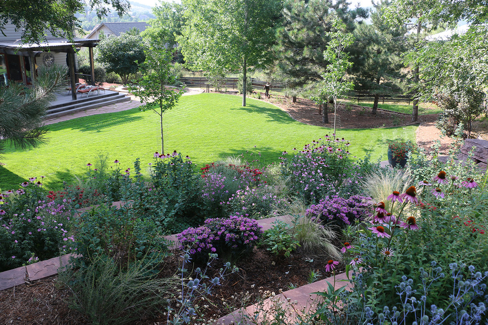 Diseño de jardín de estilo americano grande en verano en patio trasero con jardín vertical, exposición parcial al sol y adoquines de piedra natural