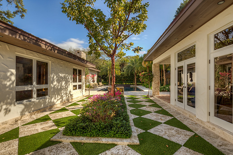 Photo of a contemporary garden in Miami.