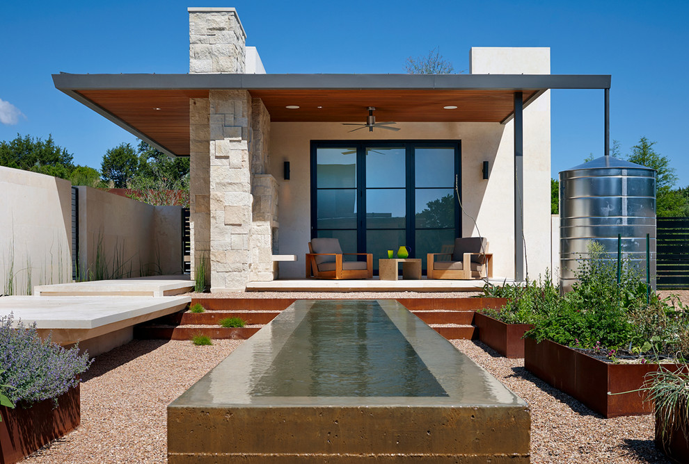 Geometrischer, Mittelgroßer Moderner Garten im Sommer, hinter dem Haus mit Kübelpflanzen, direkter Sonneneinstrahlung und Betonboden in Austin