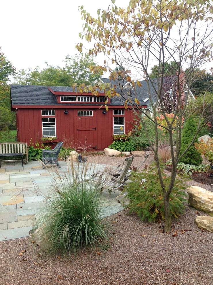 Стильный дизайн: участок и сад на заднем дворе в стиле кантри - последний тренд