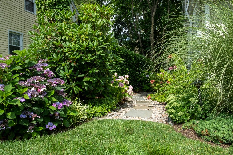 Свежая идея для дизайна: участок и сад среднего размера на переднем дворе в стиле фьюжн с дорожками, полуденной тенью и покрытием из каменной брусчатки - отличное фото интерьера