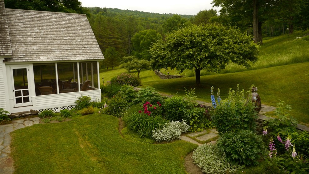 Immagine di un giardino country dietro casa