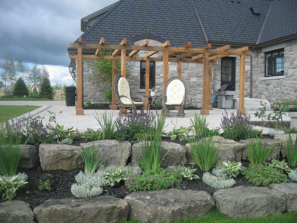 Design ideas for a rustic landscaping in Toronto.