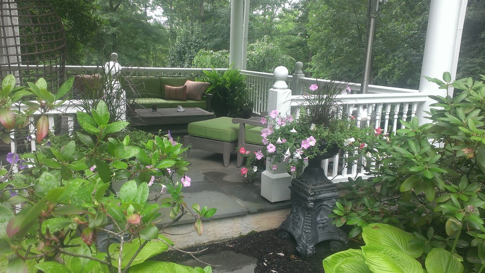 Mittelgroßer, Schattiger Klassischer Vorgarten im Sommer mit Natursteinplatten in Philadelphia