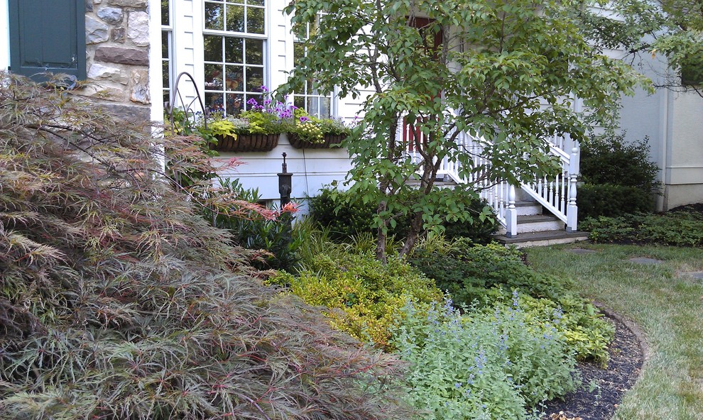 Foto di un giardino tradizionale davanti casa in estate