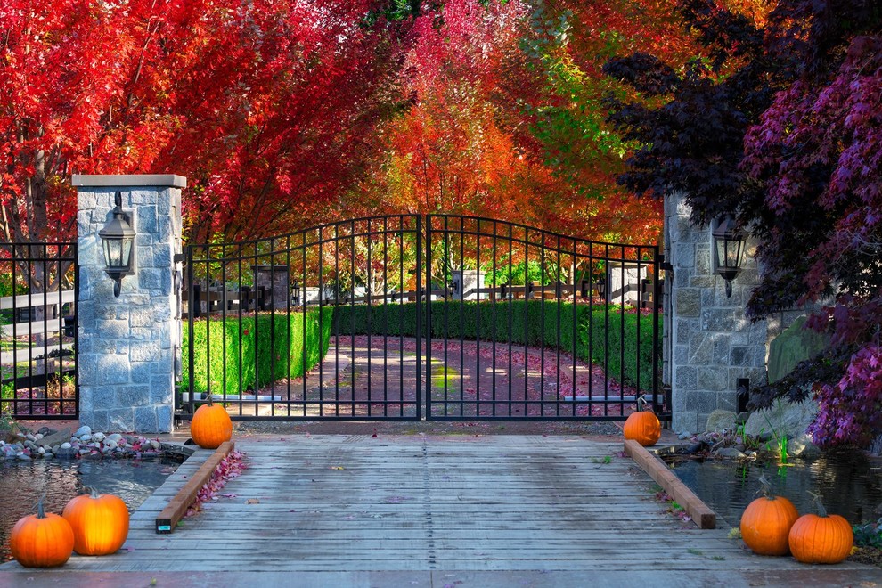 Idee per un ampio vialetto d'ingresso chic esposto a mezz'ombra davanti casa in autunno con pavimentazioni in cemento