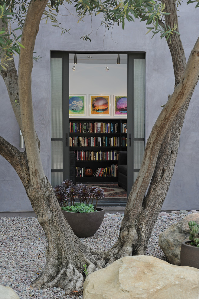 Стильный дизайн: участок и сад в современном стиле с растениями в контейнерах и покрытием из гравия - последний тренд