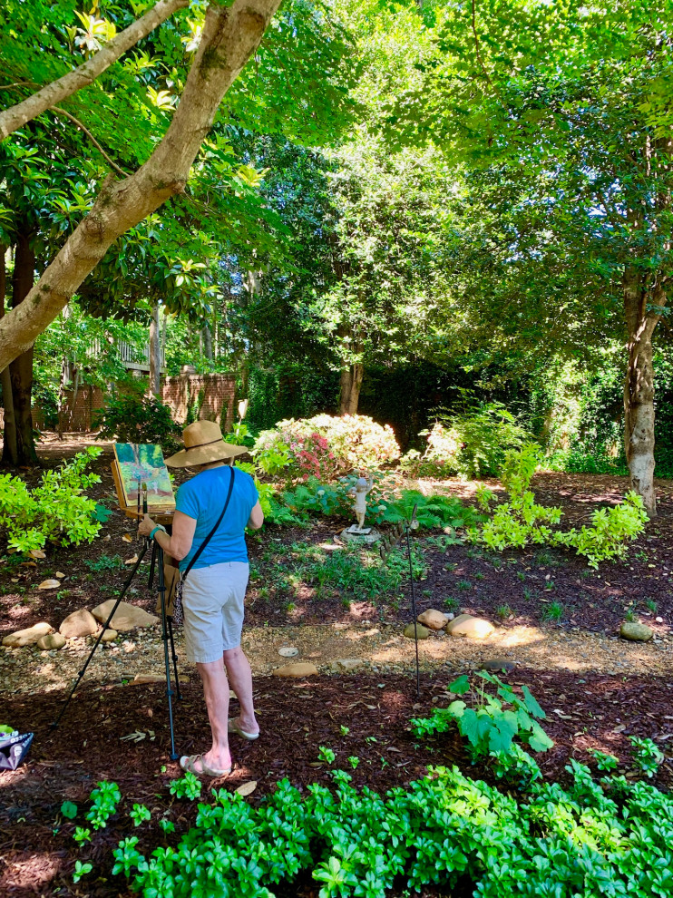 Geometrischer, Geräumiger, Halbschattiger Klassischer Vorgarten im Sommer mit Blumenbeet und Betonboden in Charlotte