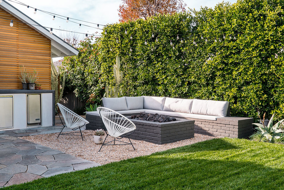 На фото: участок и сад на заднем дворе в стиле ретро с местом для костра и покрытием из гравия