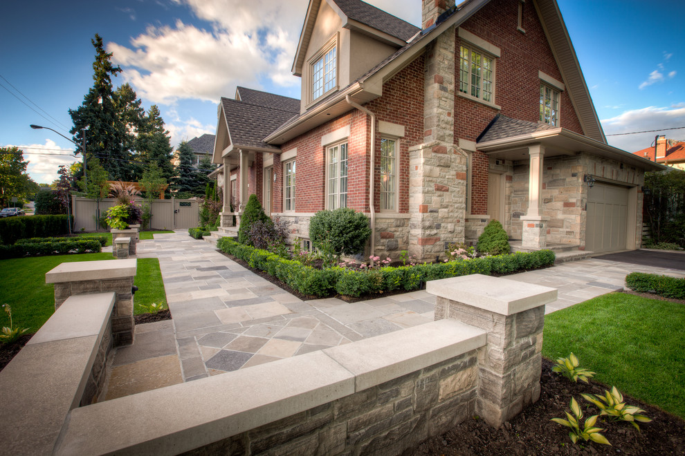 Geometrischer, Großer, Halbschattiger Moderner Gartenweg im Sommer, neben dem Haus mit Natursteinplatten in Toronto