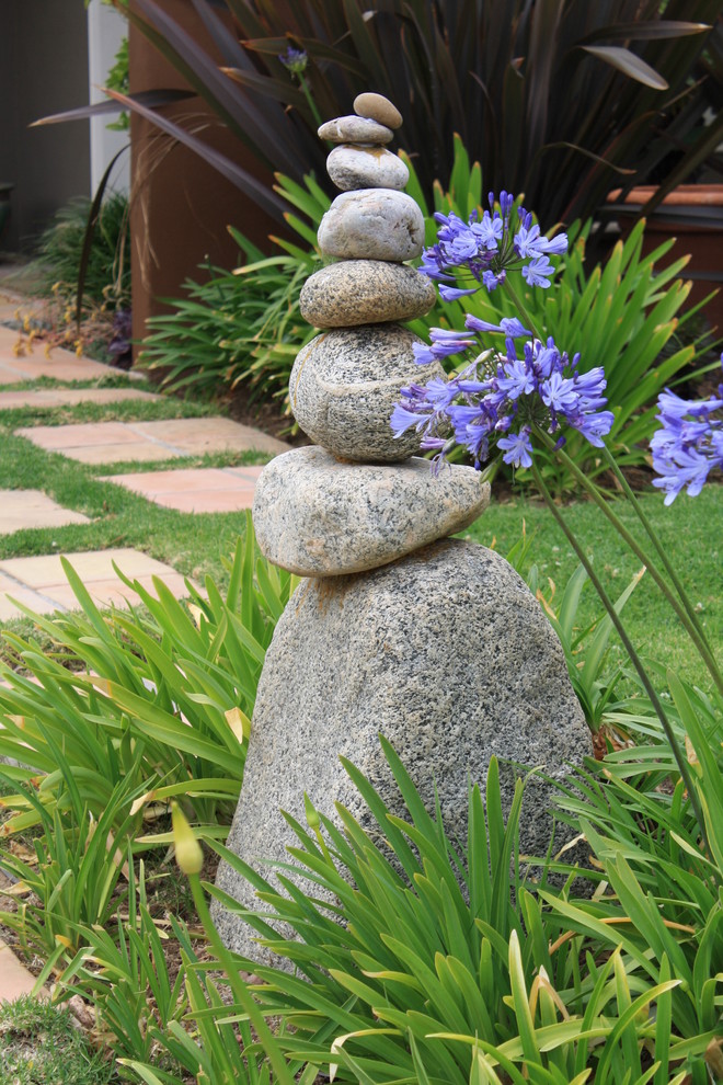 Design ideas for an eclectic landscaping in Los Angeles.