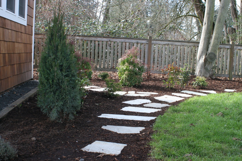 Ispirazione per un piccolo giardino esposto a mezz'ombra dietro casa in inverno con un ingresso o sentiero e pavimentazioni in pietra naturale