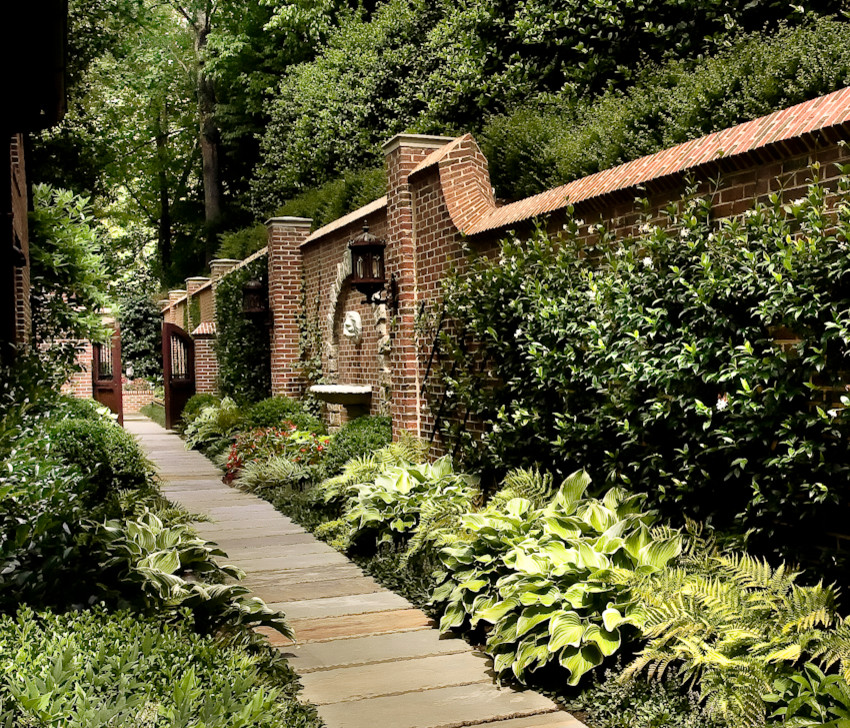 Inspiration for a traditional landscaping in Atlanta.