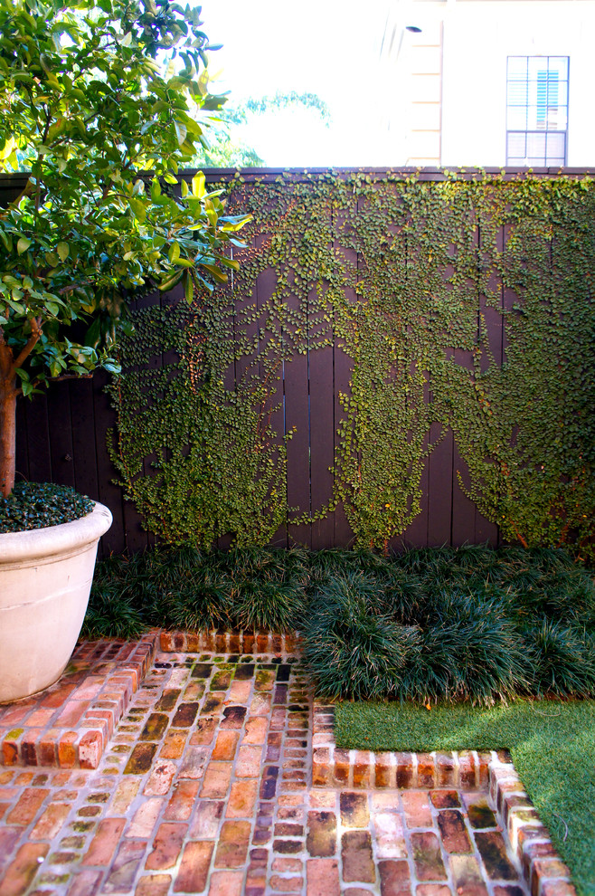 Foto di un giardino chic dietro casa con pavimentazioni in mattoni