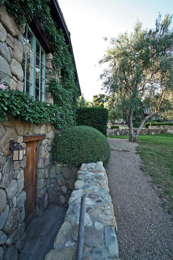 Photo of a farmhouse landscaping in Santa Barbara.