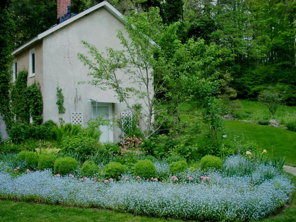 European courtyard for historic house in Paoli,PA Traditional