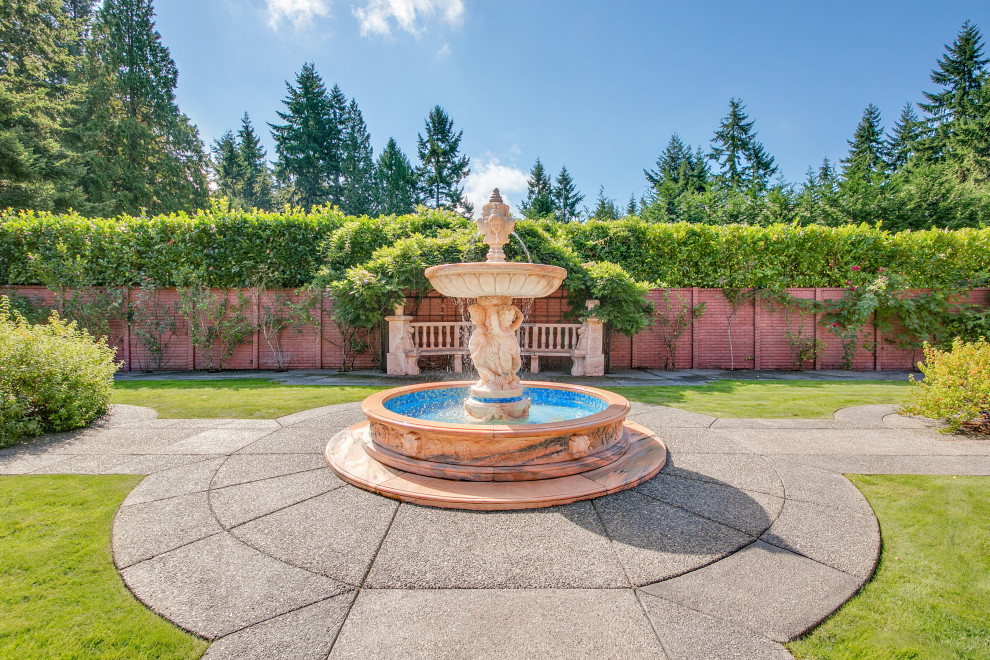 シアトルにあるラグジュアリーな巨大なシャビーシック調のおしゃれな庭 (日向、石フェンス) の写真