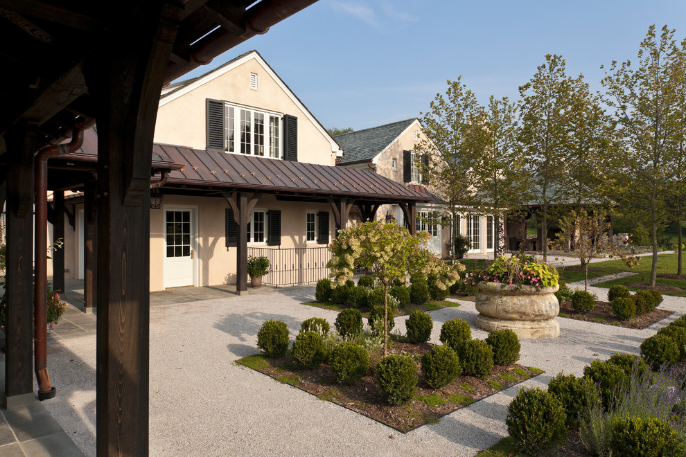 Пример оригинального дизайна: участок и сад в классическом стиле с покрытием из гравия