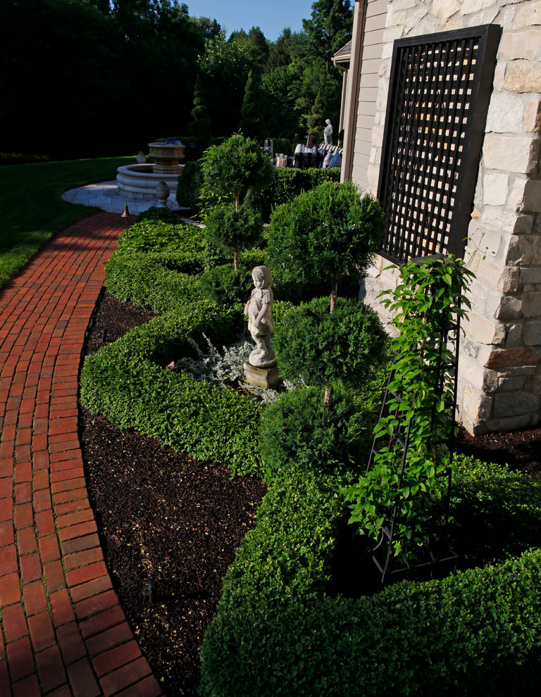 Пример оригинального дизайна: участок и сад среднего размера на заднем дворе в классическом стиле с садовой дорожкой или калиткой, полуденной тенью и мощением клинкерной брусчаткой