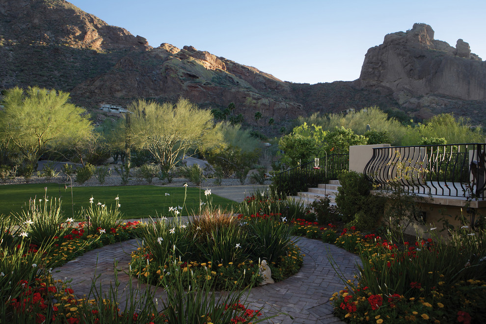 Großer Klassischer Garten im Frühling mit direkter Sonneneinstrahlung und Natursteinplatten in Phoenix
