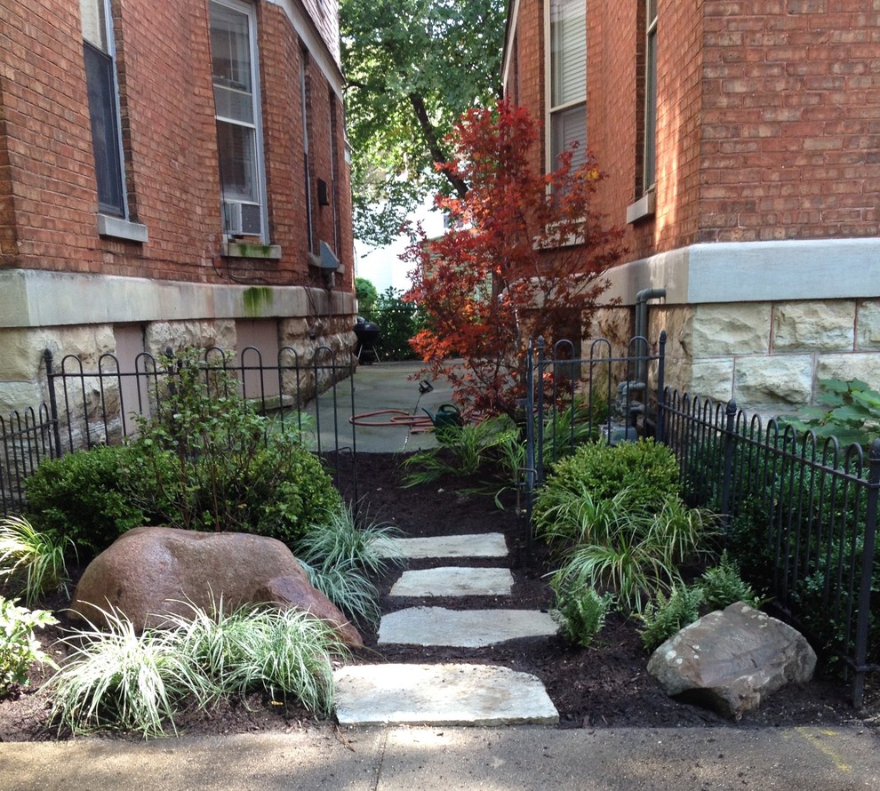Idee per un piccolo giardino tradizionale in ombra nel cortile laterale con pavimentazioni in pietra naturale