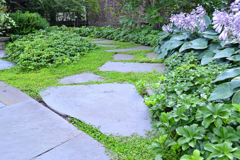Foto de camino de jardín clásico grande en verano en patio lateral con jardín francés, exposición parcial al sol y adoquines de piedra natural