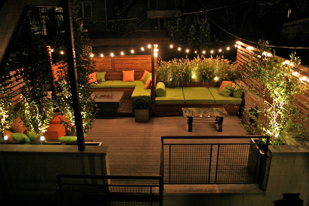Exemple d'un jardin sur toit éclectique de taille moyenne avec un foyer extérieur et une terrasse en bois.