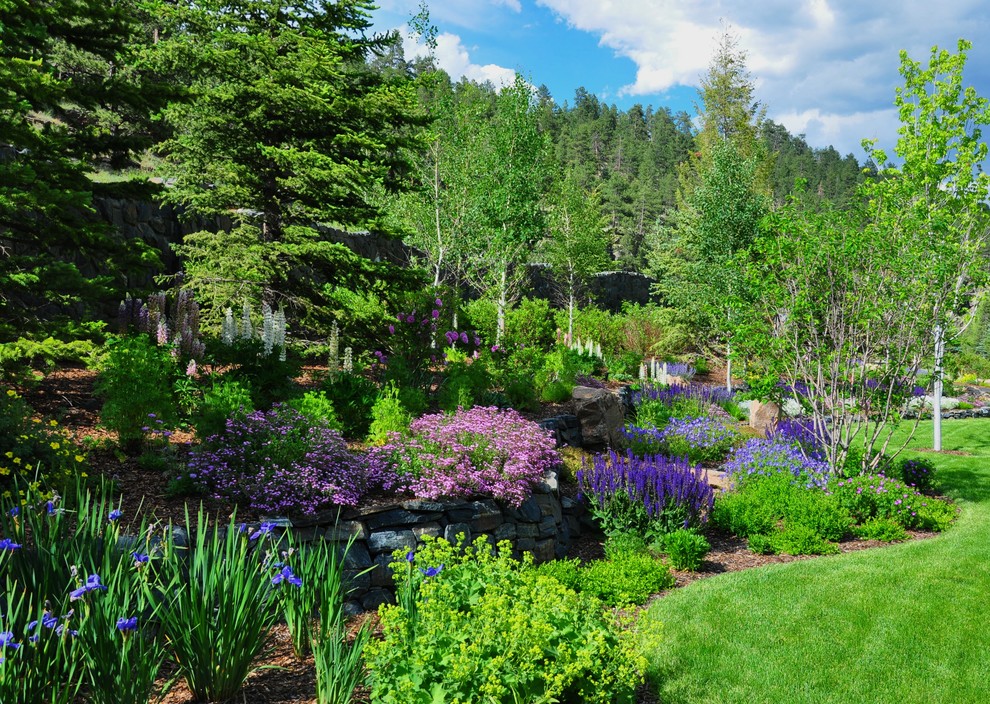 На фото: огромный летний участок и сад на склоне в стиле рустика