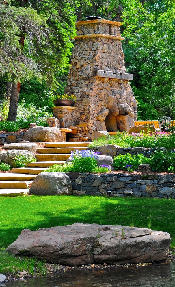 Стильный дизайн: летний участок и сад на заднем дворе в стиле рустика с уличным камином - последний тренд