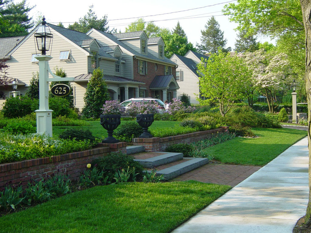 Photo of a traditional landscaping in Philadelphia.