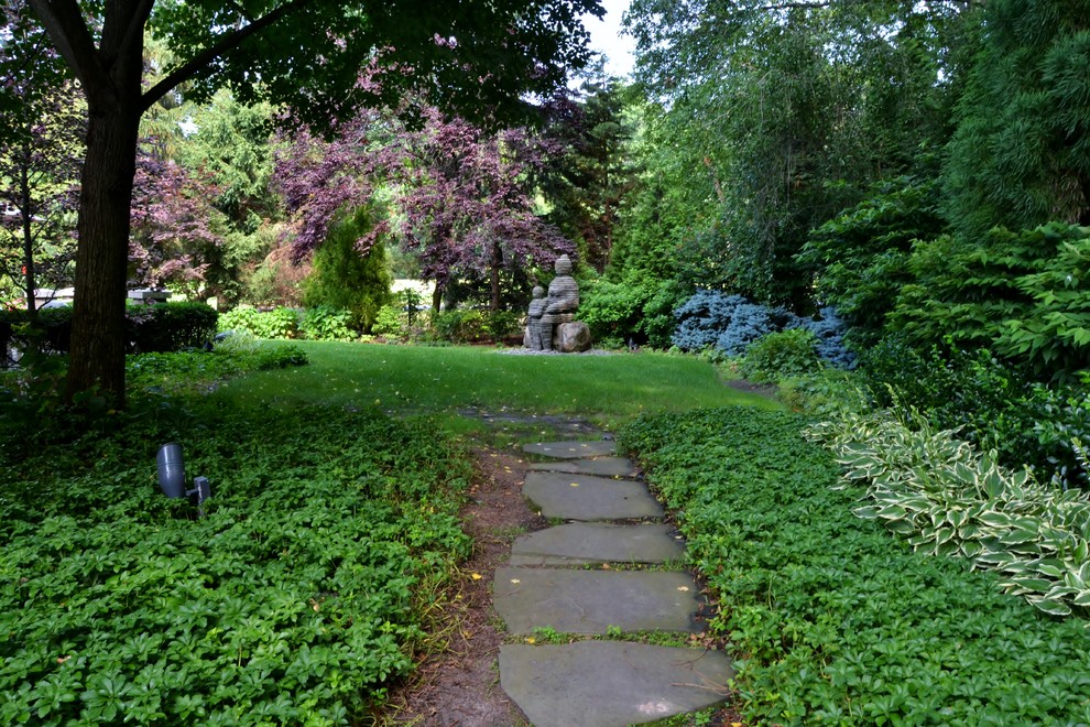 На фото: летний регулярный сад среднего размера на боковом дворе в стиле шебби-шик с полуденной тенью и покрытием из каменной брусчатки