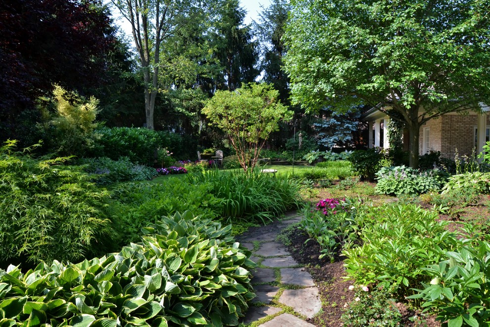 Immagine di un giardino formale tropicale esposto a mezz'ombra di medie dimensioni e nel cortile laterale in estate con pavimentazioni in pietra naturale
