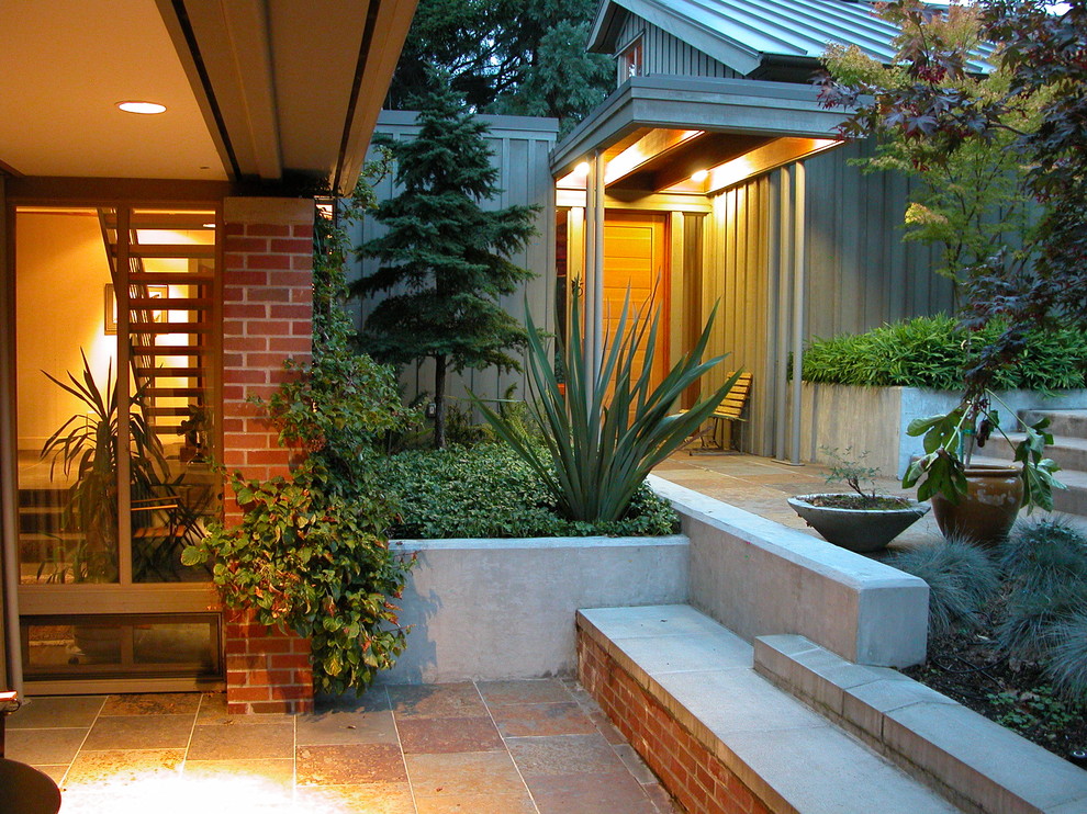 Moderner Garten mit Natursteinplatten in Seattle