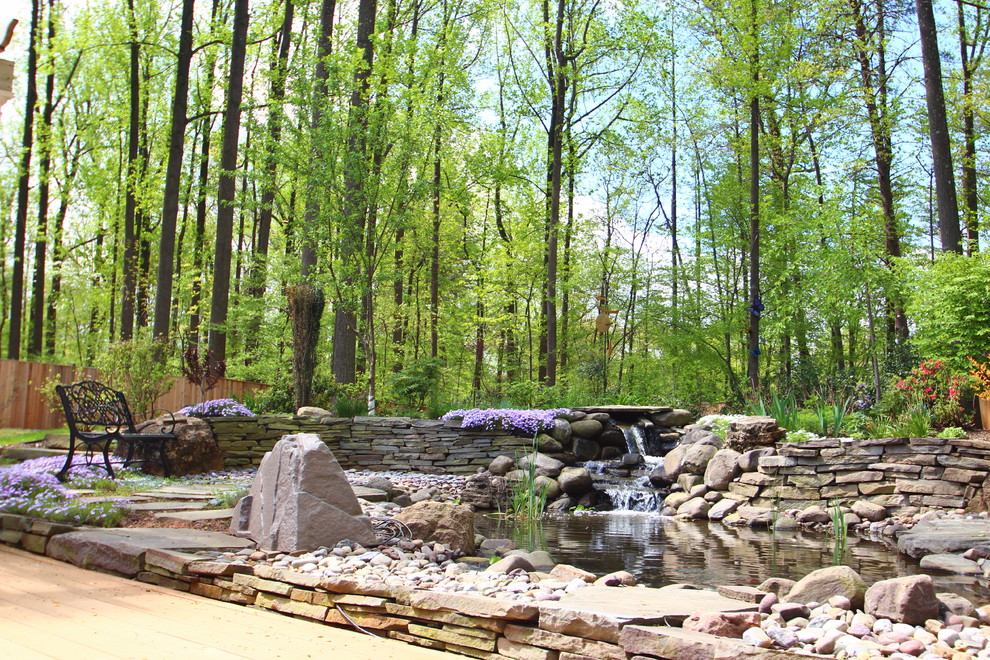 ワシントンD.C.にある広いトラディショナルスタイルのおしゃれな庭 (日陰、天然石敷き) の写真