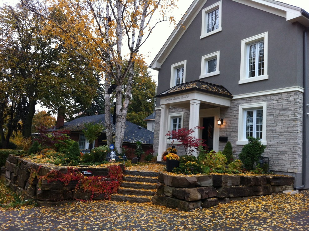Inspiration for a traditional landscaping in Toronto.