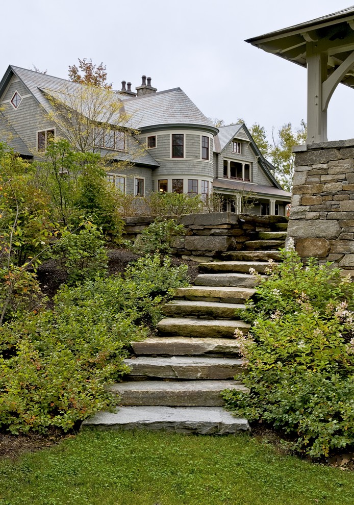 Klassischer Garten neben dem Haus mit Natursteinplatten in Burlington