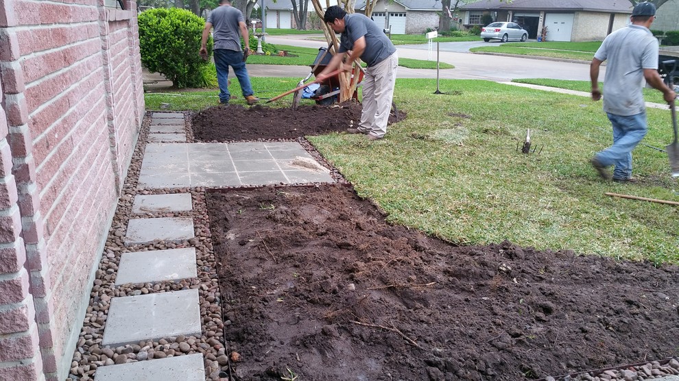 ヒューストンにあるトラディショナルスタイルのおしゃれな庭 (コンクリート敷き	) の写真