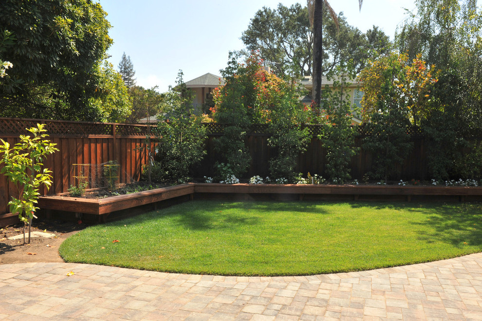 На фото: огород на участке среднего размера на заднем дворе в стиле неоклассика (современная классика) с полуденной тенью и покрытием из каменной брусчатки с