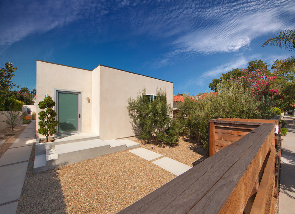 Esempio di un giardino xeriscape minimal esposto in pieno sole di medie dimensioni e davanti casa in estate con pavimentazioni in cemento