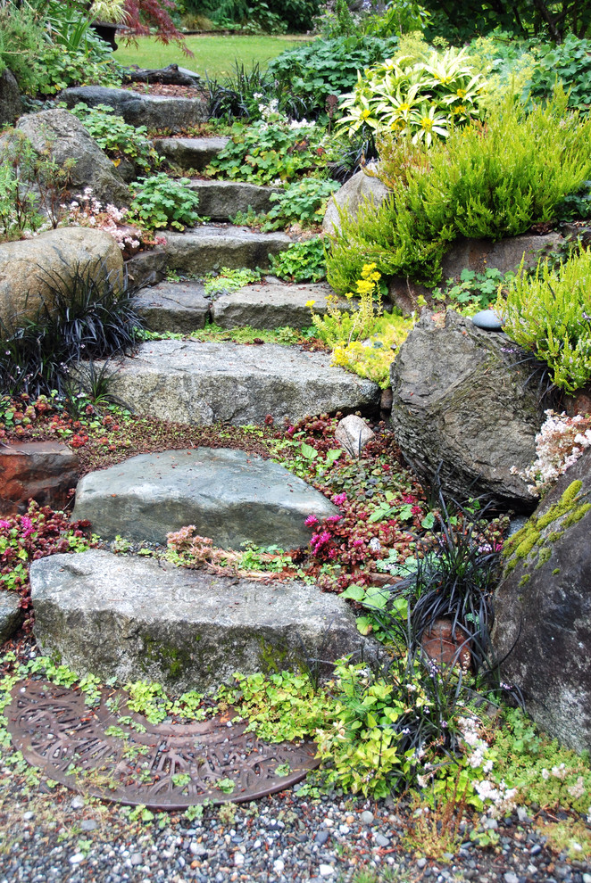 Esempio di un giardino classico con scale