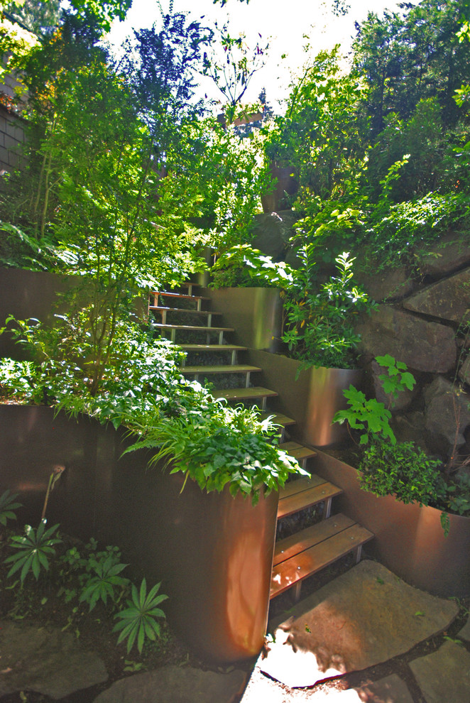 Ejemplo de jardín contemporáneo con muro de contención