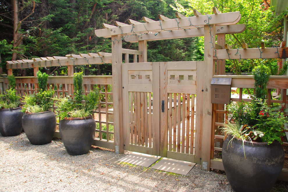 This is an example of a contemporary garden fence in Seattle.