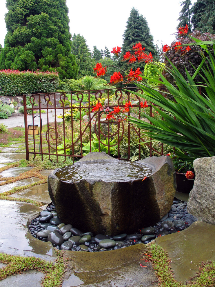 シアトルにあるコンテンポラリースタイルのおしゃれな庭の噴水の写真