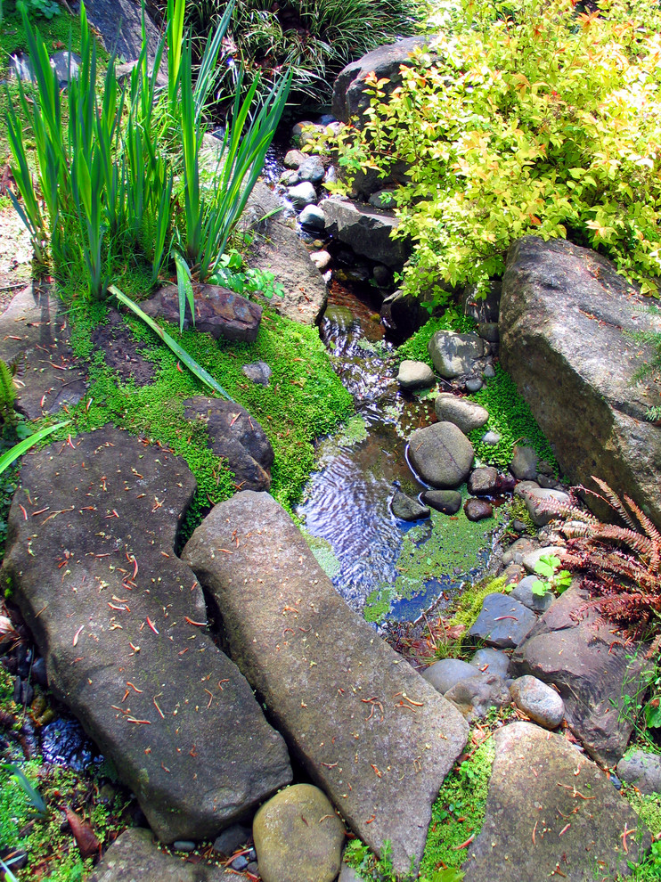 Klassischer Garten mit Wasserspiel in Seattle