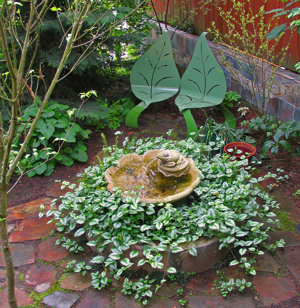 На фото: садовый фонтан в современном стиле с